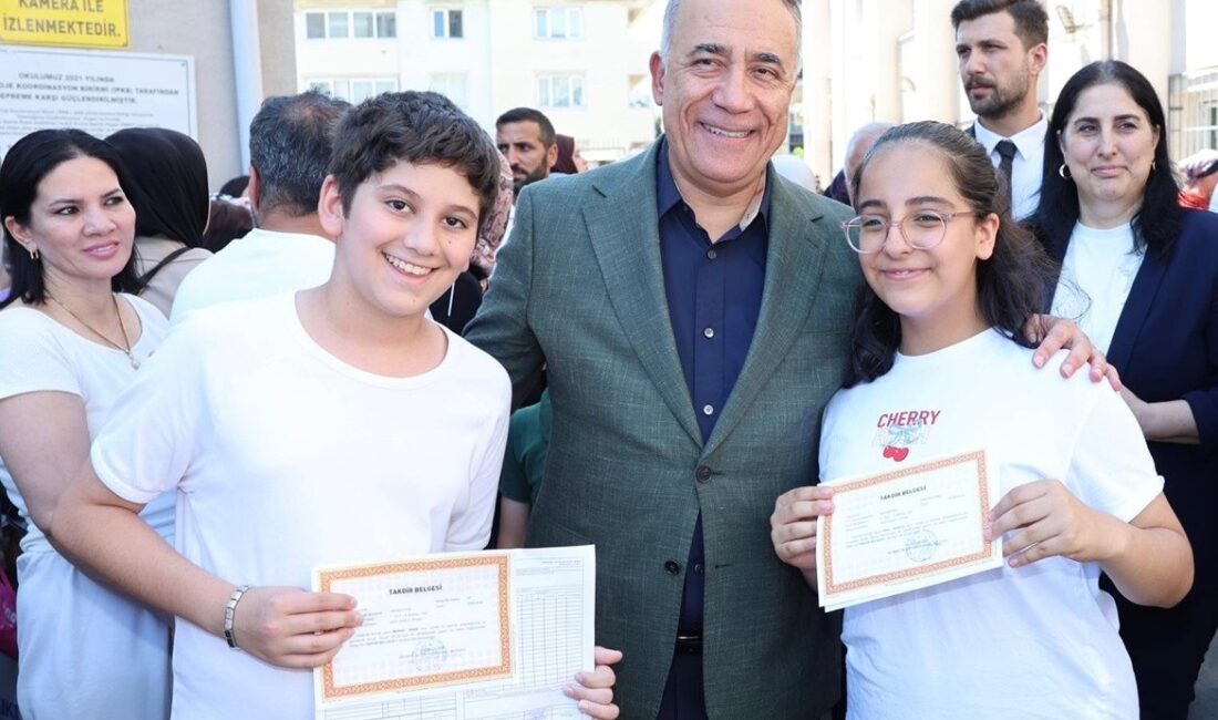 Sultangazi Belediye Başkanı Abdurrahman Dursun, İstiklal İlköğretim Okulu’ndaki öğrencilerin karne
