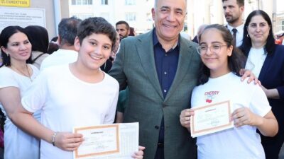 Sultangazi Belediye Başkanı Abdurrahman Dursun, İstiklal İlköğretim Okulu’ndaki öğrencilerin karne