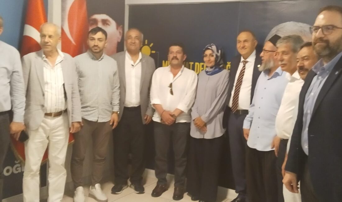Gaziosmanpaşa İyi Parti ilçe başkanı Harun Çapur, ilçe merkezinde basın