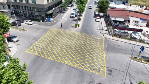 Kıbrıs Caddesi ile Sokullu Mehmet Paşa Caddesi’nin kesişimin de bulunan