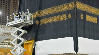 "Gökyüzünde namaz" 1448 Hicri yılın başlamasıyla birlikte Kisve-i Şerif Yenilendi.