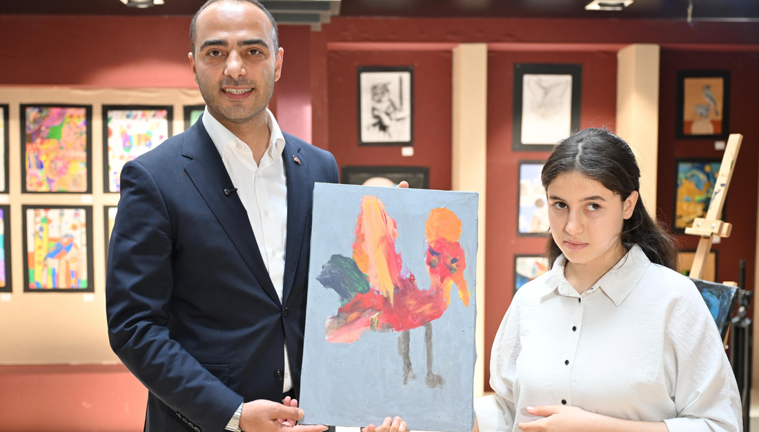 GÖRMEDEN RESMEDİYOR, BAŞARILARIYLA GURURLANDIRIYOR: AYŞEGÜL BAYDEMİR Gaziosmanpaşa Belediyesi Bilgi Evleri Sanat Atölyeleri Sergi Açılışı’nda öğrenciler ve