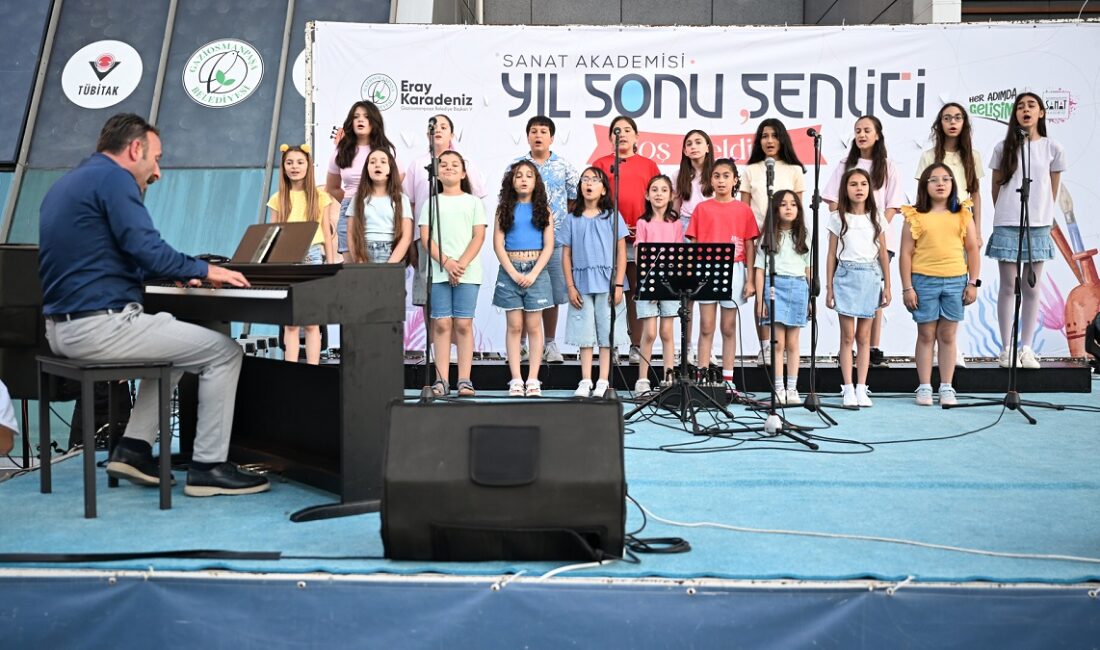 Gaziosmanpaşa Belediyesi Sanat Akademisi tarafından düzenlenen Yıl Sonu Şenliği, iki
