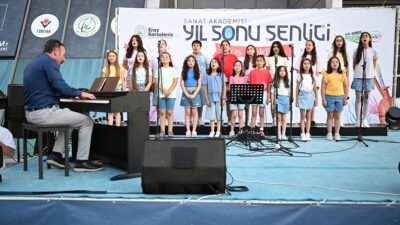 Gaziosmanpaşa Belediyesi Sanat Akademisi tarafından düzenlenen Yıl Sonu Şenliği, iki
