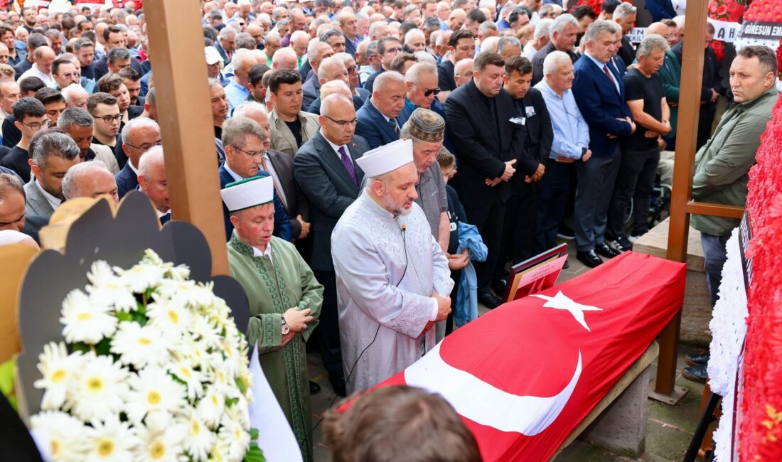 Başbakan ve Cumhurbaşkanı Merhum Turgut Özal’ın bakanı Burhan Kara ebediyete uğurlandı Devlet Eski Bakanlarından Burhan Kara Hacı Miktad Camii’nde kılınan cenaze