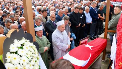 Başbakan ve Cumhurbaşkanı Merhum Turgut Özal’ın bakanı Burhan Kara ebediyete uğurlandı Devlet Eski Bakanlarından Burhan Kara Hacı Miktad Camii’nde kılınan cenaze