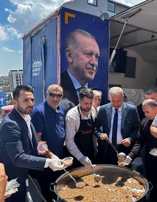 Başkan İsmail Ergüneş, halka Aşure dağıtımını sürdürdü AK Parti Gaziosmanpaşa İlçe Başkanı İsmail Ergüneş “Karayolları Mahallesi'ndeki Ehlibeyt