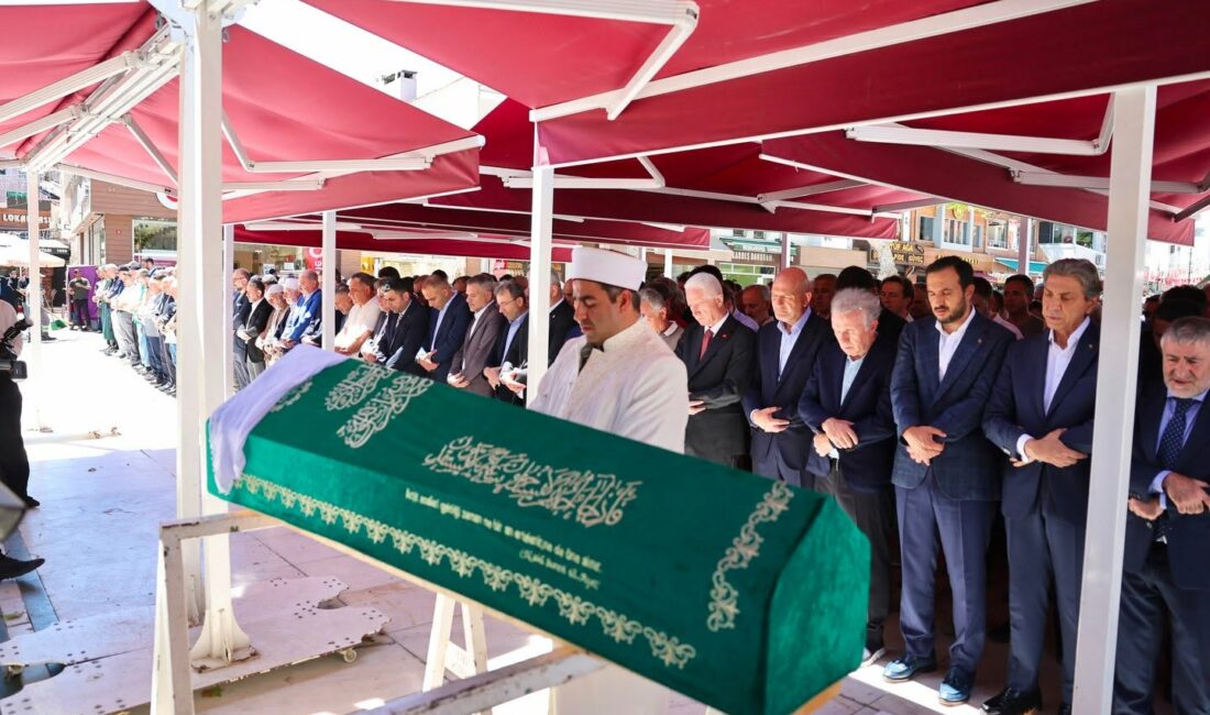 AK Parti MKYK Üyesi Aziz Babuşçu’nun annesi Eyüp Sultan Camii'nde