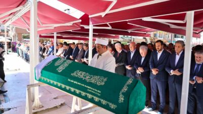 AK Parti MKYK Üyesi Aziz Babuşçu’nun annesi Eyüp Sultan Camii'nde