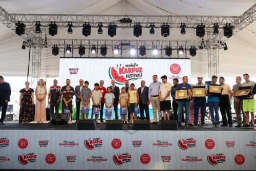 Yeniköy Karpuz Festivali Lezzet ve Coşkuya Sahne Oldu Bu yıl üçüncüsü düzenlenen Yeniköy Karpuz Festivali Karaburun Sahili’nde yoğun