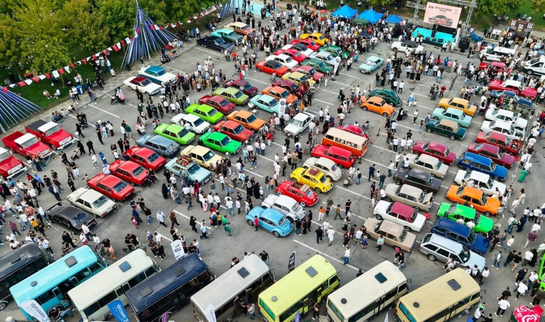 Arnavutköy’de geçmişe yolculuk Arnavutköy Belediyesi’nin ev sahipliğinde geleneksel hale gelen Nostaljik Otomobil Fuarı,