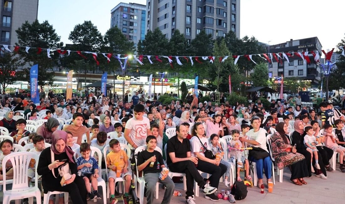 Sultangazi Belediyesi, açık hava sineması ile ilçe sakinlerine nostaljik bir