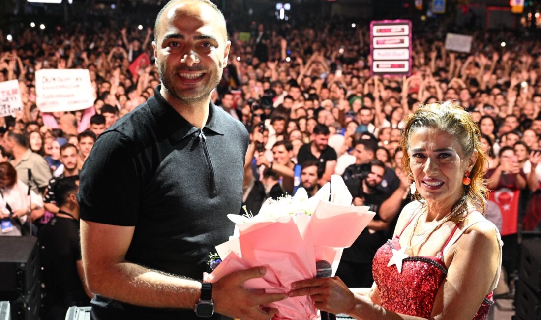 Yıldız Tilbe bu gece esti püstü Belediyenin konser organizasyonunda Gaziosmanpaşalılar Meydanı doldurdu ve coştu.