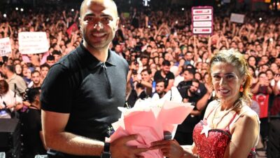 Yıldız Tilbe bu gece esti püstü Belediyenin konser organizasyonunda Gaziosmanpaşalılar Meydanı doldurdu ve coştu.
