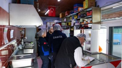 Okul Kantinlerinde Sağlıklı ve Güvenli Gıda İçin Sahadayız Yeni eğitim-öğretim yılının başlamasıyla birlikte ilçemizdeki okul kantinlerine yönelik denetimlerimizi