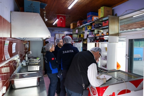 Okul Kantinlerinde Sağlıklı ve Güvenli Gıda İçin Sahadayız Yeni eğitim-öğretim yılının başlamasıyla birlikte ilçemizdeki okul kantinlerine yönelik denetimlerimizi