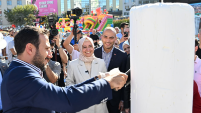 GAZİOSMANPAŞA’DA ÇOCUKLAR YAZA ŞENLİKLE BAŞLADI, DONDURMAYLA VEDA ETTİ Gaziosmanpaşa’da çocuklar için karne şenlikleriyle başlayan yaz etkinlikleri, Dondurma Festivali
