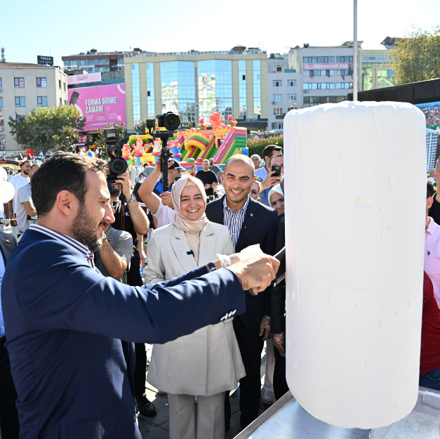 GAZİOSMANPAŞA’DA ÇOCUKLAR YAZA ŞENLİKLE BAŞLADI, DONDURMAYLA VEDA ETTİ Gaziosmanpaşa’da çocuklar için karne şenlikleriyle başlayan yaz etkinlikleri, Dondurma Festivali