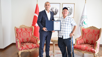 GAZİOSMANPAŞA’DA YARIM ASIRLIK MÜLKİYET SORUNU ÇÖZÜLDÜ: İLK TAPU TESLİM EDİLDİ Gaziosmanpaşa’nın Karayolları Mahallesi’nde yaklaşık 50 yıldır devam eden ve 200’ün