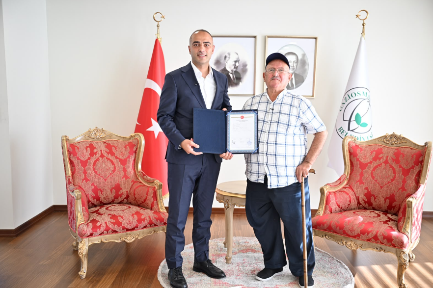 GAZİOSMANPAŞA’DA YARIM ASIRLIK MÜLKİYET SORUNU ÇÖZÜLDÜ: İLK TAPU TESLİM EDİLDİ Gaziosmanpaşa’nın Karayolları Mahallesi’nde yaklaşık 50 yıldır devam eden ve 200’ün