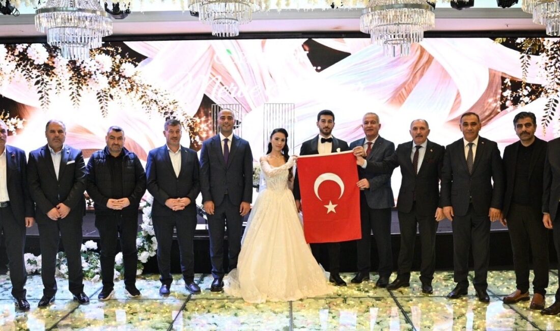 Orhan Tanas’ın evlatları Ömer ile Merve’nin görkemli düğün töreni Gaziosmanpaşa Erzurumlular Dernek Başkanı Orhan Tanas’ın kıymetli oğlu Ömer ile