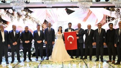 Orhan Tanas’ın evlatları Ömer ile Merve’nin görkemli düğün töreni Gaziosmanpaşa Erzurumlular Dernek Başkanı Orhan Tanas’ın kıymetli oğlu Ömer ile