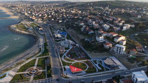 Karaburun sahilini yeni yaşam alanlarıyla buluşturmaya devam ediyor.